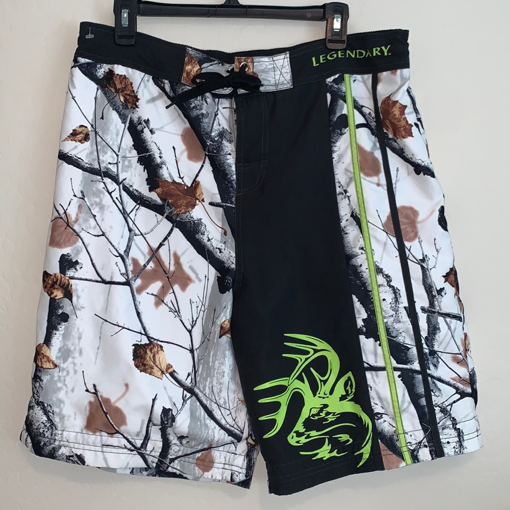 LEGENDARY WHITETAILS BRAND NEW SIZE LARGE CAMO SWIM SHORTS